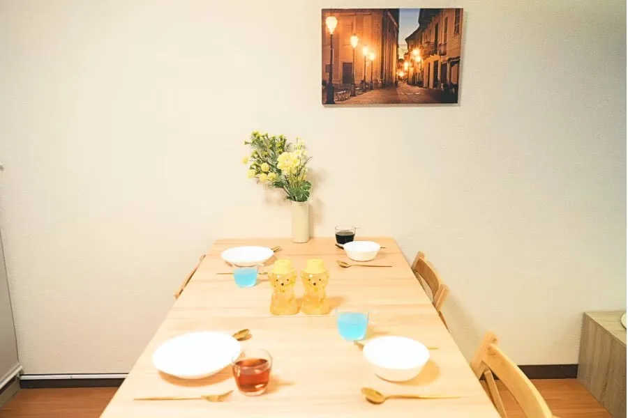 Moff room名古屋店のダイニングテーブルと椅子。食器を並べた室内の写真。