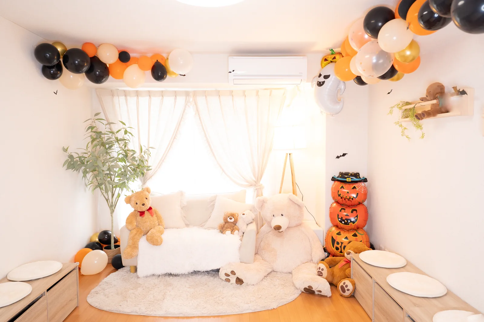 矢場町の誕生日会場選びの参考になる黒とオレンジのハロウィン装飾例