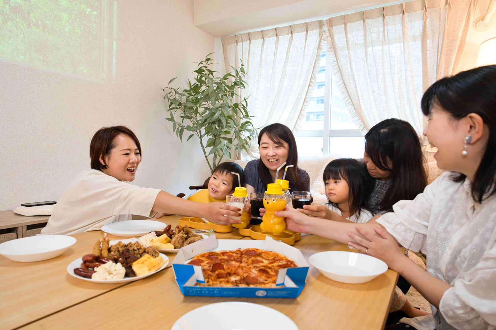 名古屋の子ども誕生日会場選びの参考になる、Moff room名古屋店で食卓を囲む親子