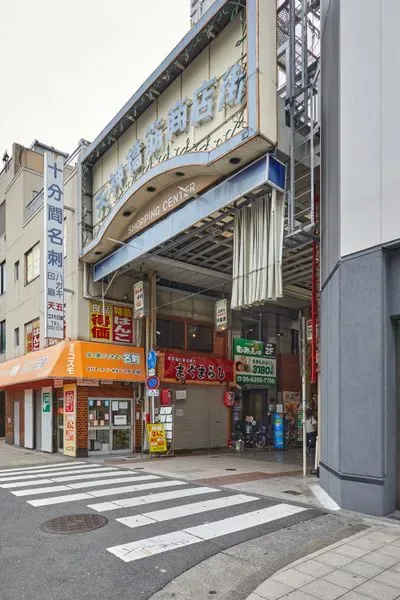 天神橋筋商店街のアーケード入口と、手前の横断歩道