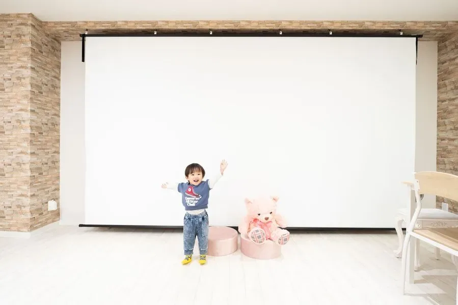 池袋店の壁面の大きなスクリーンと、その前に立つ子ども